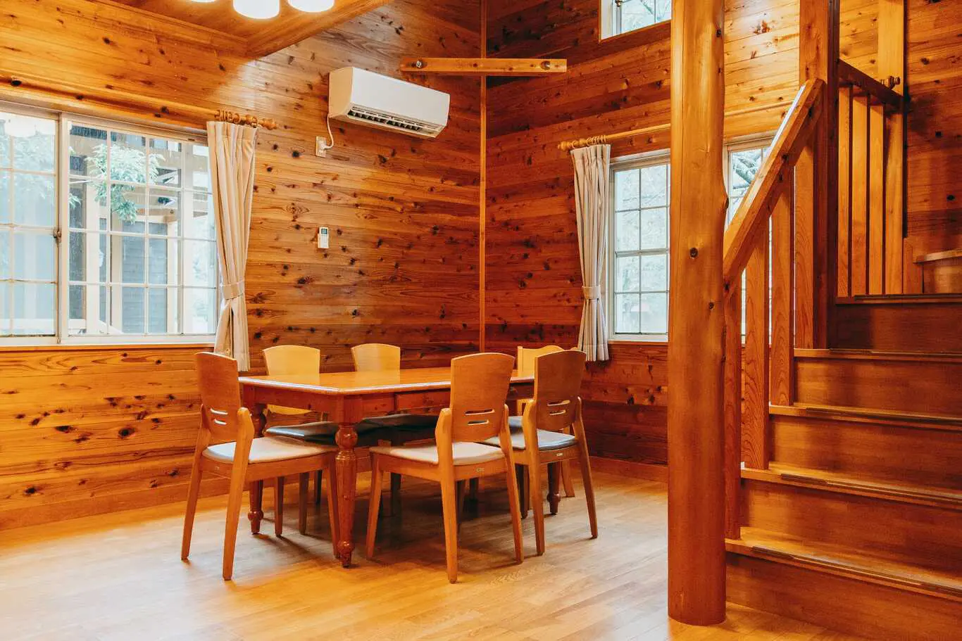 ログハウス内観