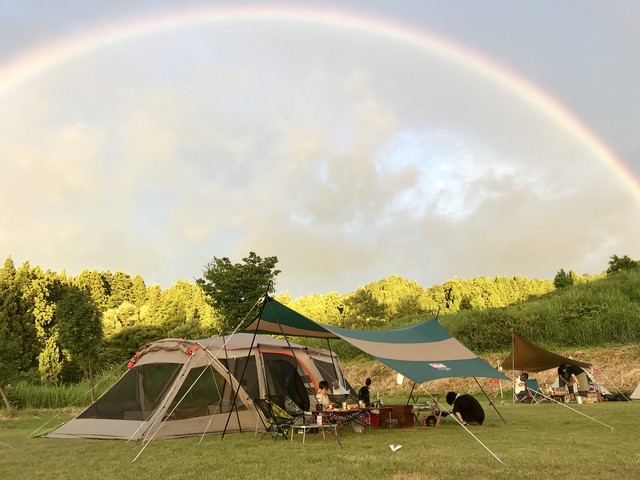息子初キャンプにて虹のコラボ